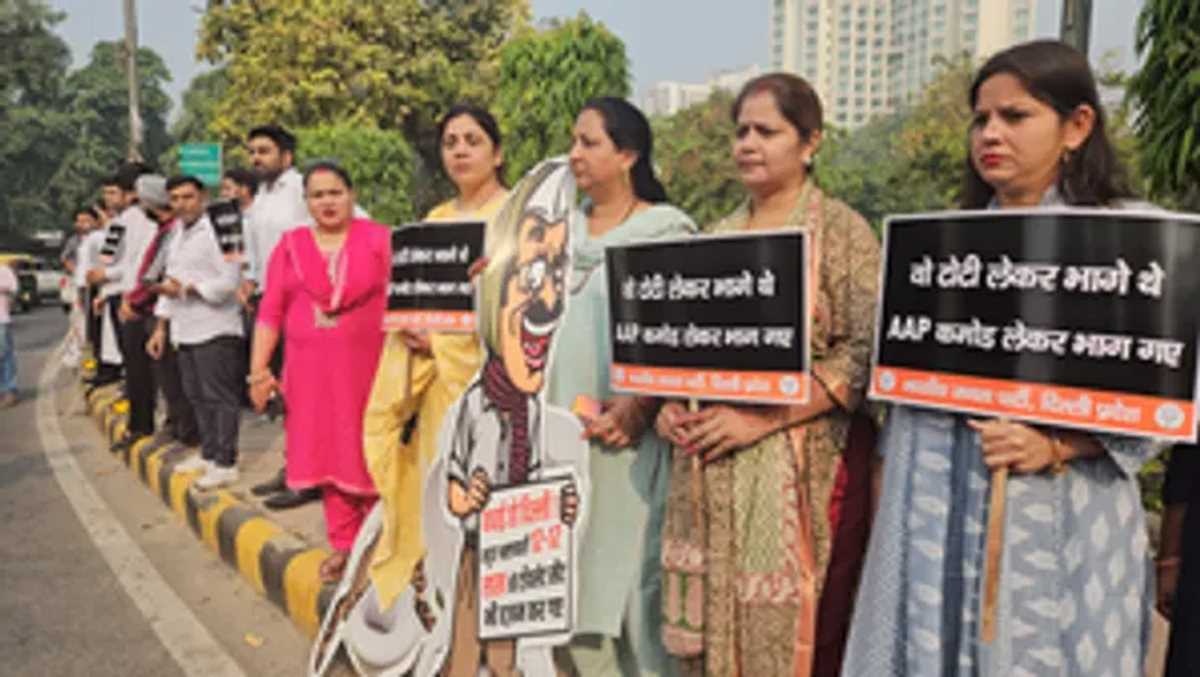 दिल्ली में भाजपा कार्यकर्ताओं ने शीशमहल के खिलाफ किया विरोध प्रदर्शन